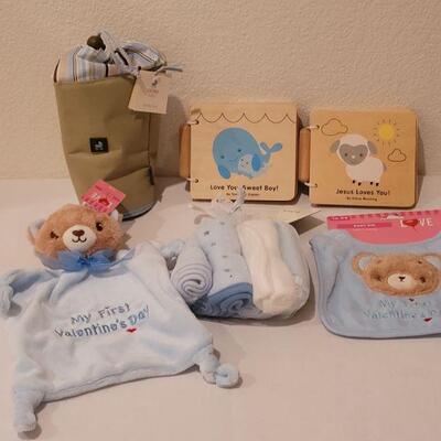 Lot 269: NEW Baby Boy Books, Bib, Washcloths, Bottle Tote and Snuggle Blanket Bear