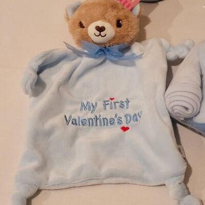 Lot 269: NEW Baby Boy Books, Bib, Washcloths, Bottle Tote and Snuggle Blanket Bear