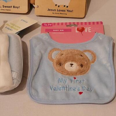 Lot 269: NEW Baby Boy Books, Bib, Washcloths, Bottle Tote and Snuggle Blanket Bear
