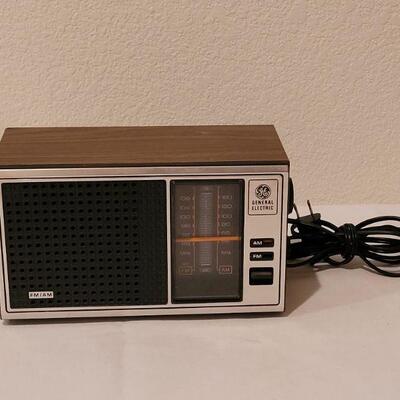 Lot 288: Vintage GE Radio