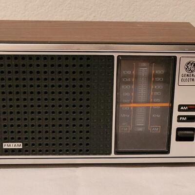 Lot 288: Vintage GE Radio