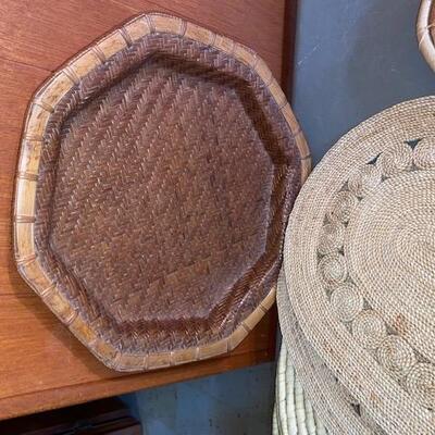 Lot 994 - Rattan items