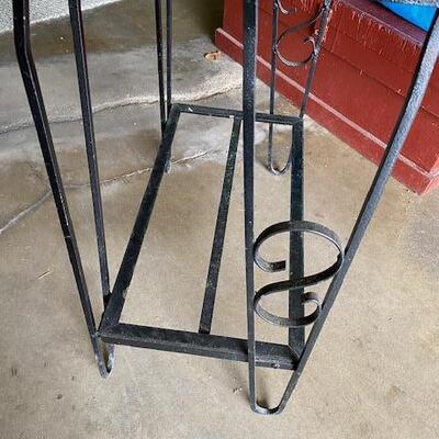 Lot 1010 - Metal fish tank stand