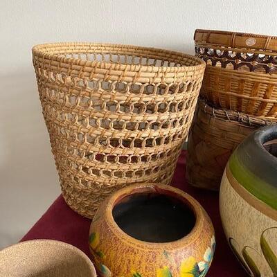 Lot 1026 - Pots and baskets
