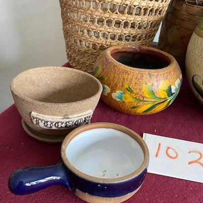 Lot 1026 - Pots and baskets