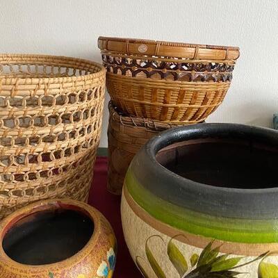 Lot 1026 - Pots and baskets