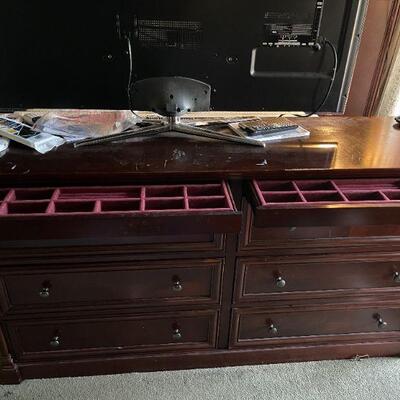LOT 218. LIVING SPACES MT VIEW LINE MAHOGANY CONSOLE DRESSER W/HIDDEN DRAWERS! 