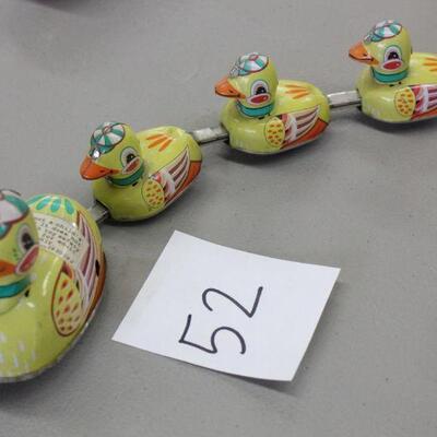 Lot 52 Collector Mom Duck w/ Ducklings Toy Wind (no key)