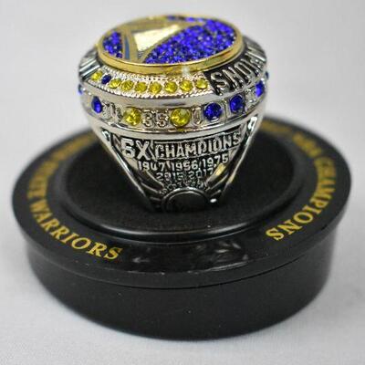 NBA 2017 Replica Ring Golden State Warriors. 2 Stands, 1 ring, 1 box