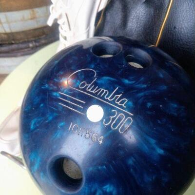 Columbia 300 White Dot Bowling Ball