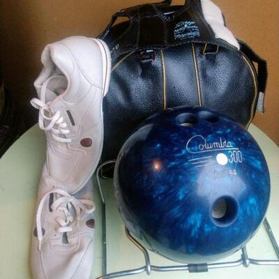 Columbia 300 White Dot Bowling Ball