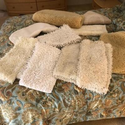 Lot 16. Ten bath mats (cream and white) (assorted sizes) (some new)--$30