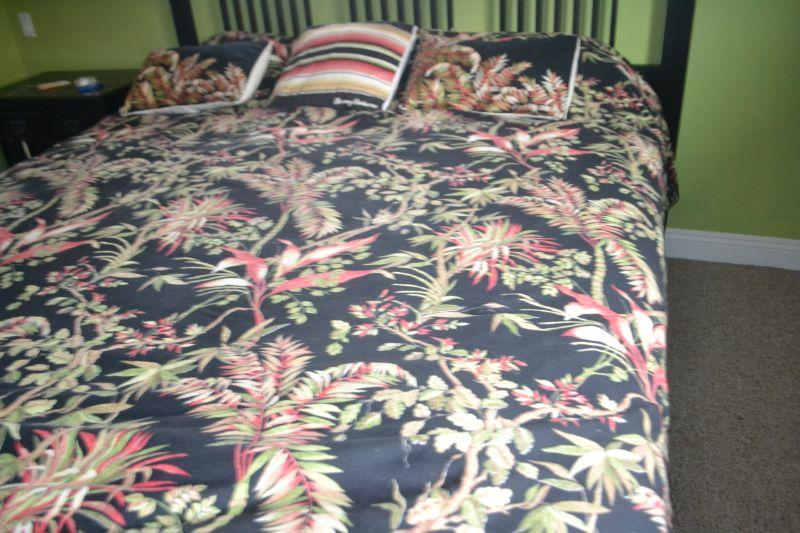 LOT 73 TOMMY BAHAMA KING SIZE BEDDING AND DECORATIVE PILLOWS