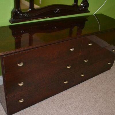 LOT 89. DRESSER AND MIRROR. 