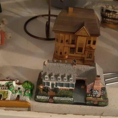 BIRDHOUSES AND YARD ACCESSORIES 