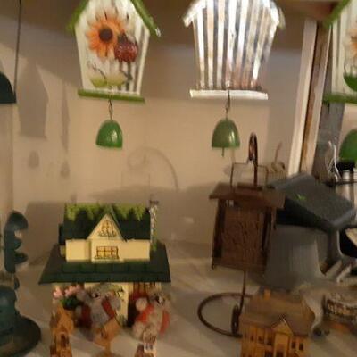 BIRDHOUSES AND YARD ACCESSORIES 