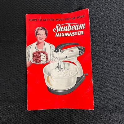Vintage Sunbeam Mixmaster with 5 Milkglass Bowls