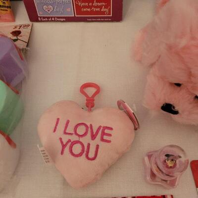 Lot 9: NEW Valentine's Day Cards & Gifts