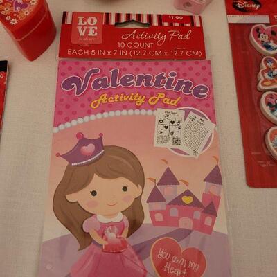 Lot 9: NEW Valentine's Day Cards & Gifts