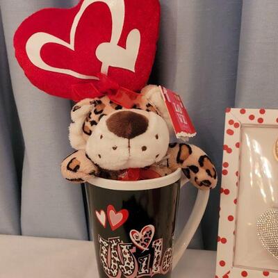 Lot 11: New Valentine's Day Gift lot