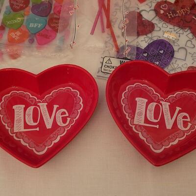 Lot 21: NEW Animated Valentine's Snoopy, Heart Bowls (2), Fun Dough, Treat Bags, Window Gels and Crazy Straws
