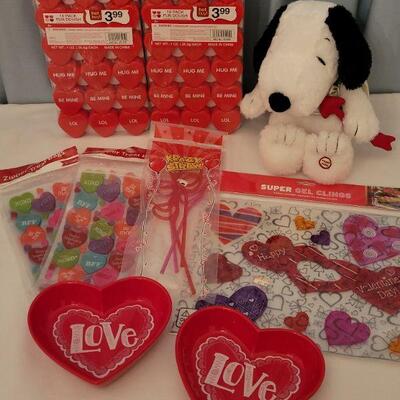 Lot 21: NEW Animated Valentine's Snoopy, Heart Bowls (2), Fun Dough, Treat Bags, Window Gels and Crazy Straws