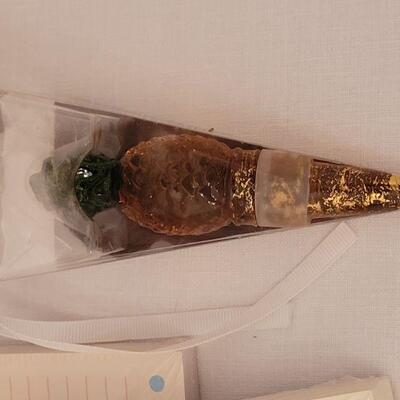 Lot 28: New Pineapple Wine Stopper, Recipe Box and Vintage Basket
