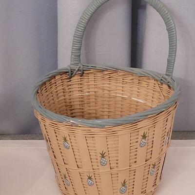 Lot 28: New Pineapple Wine Stopper, Recipe Box and Vintage Basket
