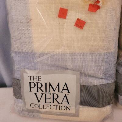 Lot 40: Vintage Tablecloths, Napkins, Placemats and Napkin Rings