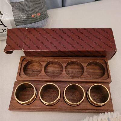Lot 40: Vintage Tablecloths, Napkins, Placemats and Napkin Rings
