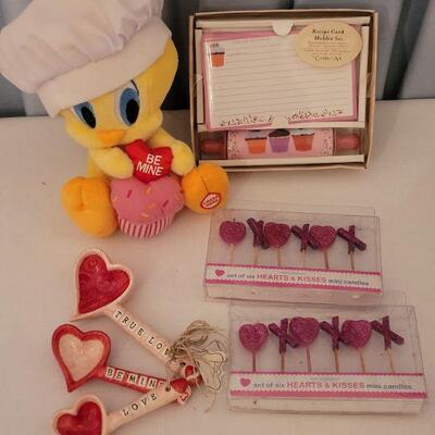 Lot 55:  New Valentine's Day Kitchen Lot Candles, Measuring Spoons, Recipe Cards and Holder Set & Tweety Bird
