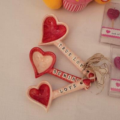 Lot 55:  New Valentine's Day Kitchen Lot Candles, Measuring Spoons, Recipe Cards and Holder Set & Tweety Bird