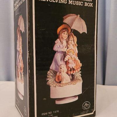 Lot 120: Vintage NEW "Singing in the Rain" Revolving Musical Box
