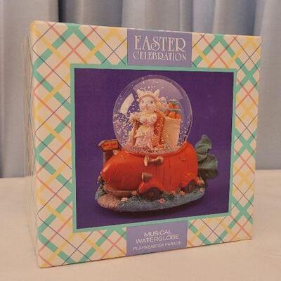 Lot 132: Vintage NEW 1993 Musical Waterglobe playing "Easter Parade"