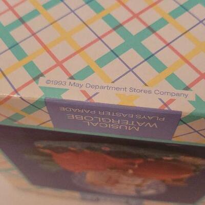 Lot 132: Vintage NEW 1993 Musical Waterglobe playing "Easter Parade"