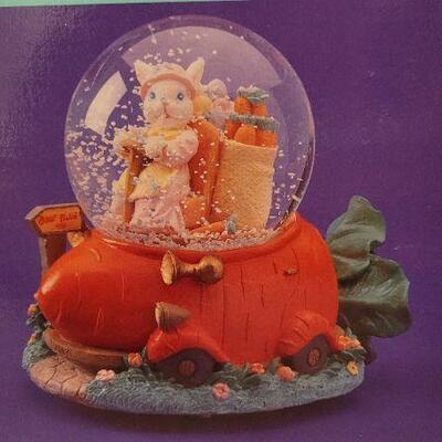 Lot 132: Vintage NEW 1993 Musical Waterglobe playing "Easter Parade"