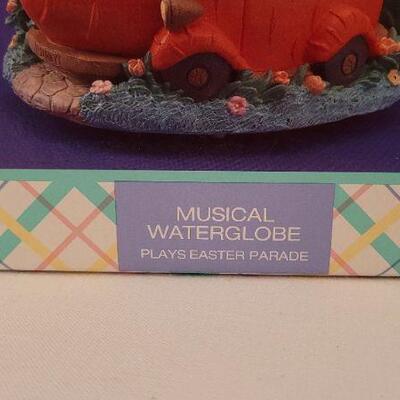 Lot 132: Vintage NEW 1993 Musical Waterglobe playing "Easter Parade"