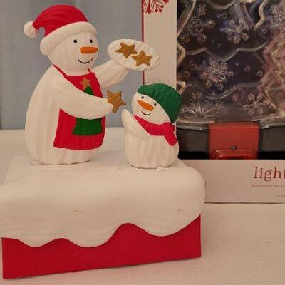 Lot 147: Christmas Dancing Santa's + LED Tree Light Up Set