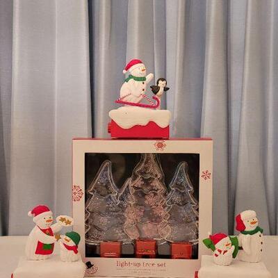 Lot 147: Christmas Dancing Santa's + LED Tree Light Up Set