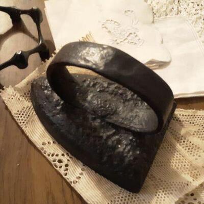 ANTIQUE CAST IRON CLOTHES 1RON