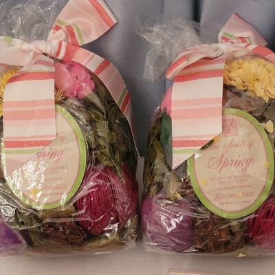 Lot 152: NEW Yankee Candle Melts and Potpourri 
