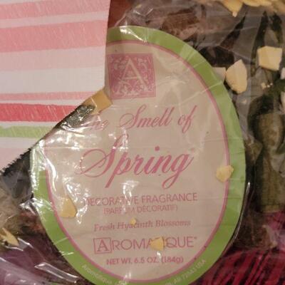 Lot 152: NEW Yankee Candle Melts and Potpourri 