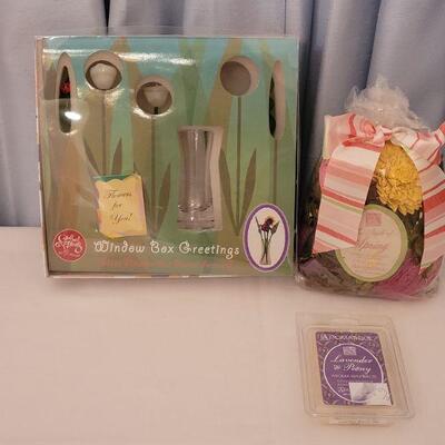 Lot 161: NEW Potpourri, Lavender Wax, Glass Flowers
