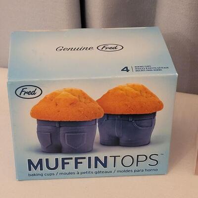 Lot 172: New Steamship Steam Lid, Muffin Toppers, and Crayums