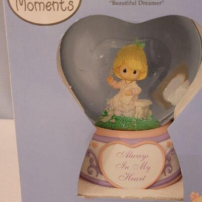 Lot 189: NEW Precious Moments (2)
