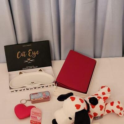 Lot 195: NEW Glasses Tray, Recordable Heart, Floppy Snoopy, Lip Gloss and Document Organizer 