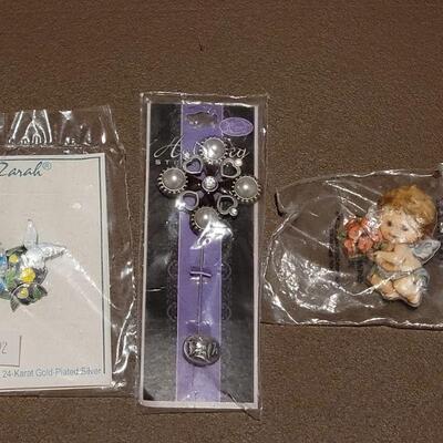 Lot 203:  New Brooch Lot