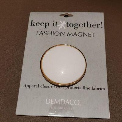 Lot 210: NEW Bling Bra Straps and Fashion Magnet 