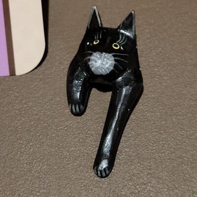 Lot 213: New Cat Pins/Brooch
