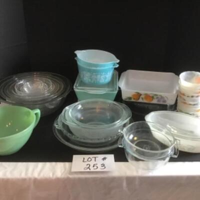 A - 253  Vintage Fire King & Pyrex Dishes